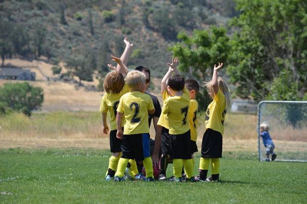 Crescere sani e svegli: perché i bambini hanno bisogno di fare sport