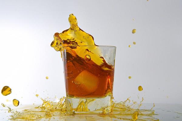 Alcol: non è un afrodisiaco, ma un insidioso seduttore
