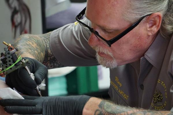 La tossicità diffusa a cui non pensiamo: i tattoo
