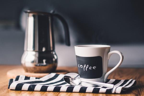 Gravidanza: fumo passivo e troppi caffè espongono i neonati al rischio di tumori cerebrali